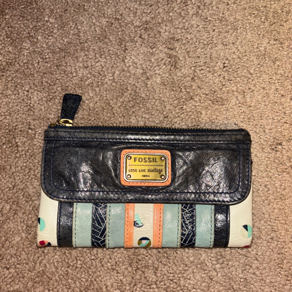 Fossil Black and Cream Wallets with Classic Design
